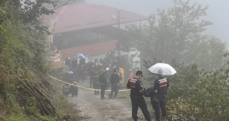 Trabzon’da korkutan heyelan: Beton kırarken toprak altında kaldı!